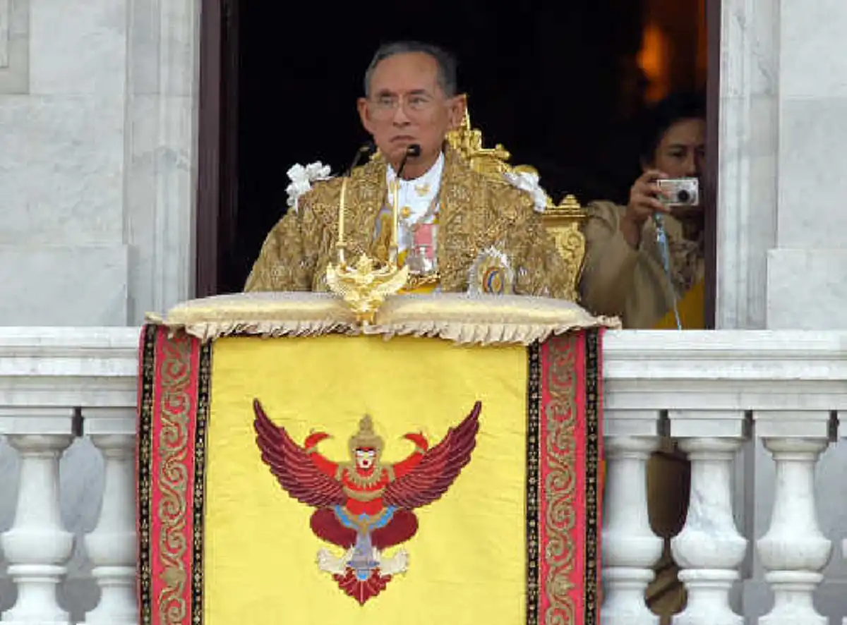 ย้อนรำลึก"พระราชพิธีฉลองสิริราชสมบัติครบ ๖๐ ปี "วันที่พสกนิกรเปล่งเสียง "ทรงพระเจริญ" ทั่วทั้งแผ่นดิน กึกก้องที่สุดในประวัติศาตร์(ชมคลิป) !!