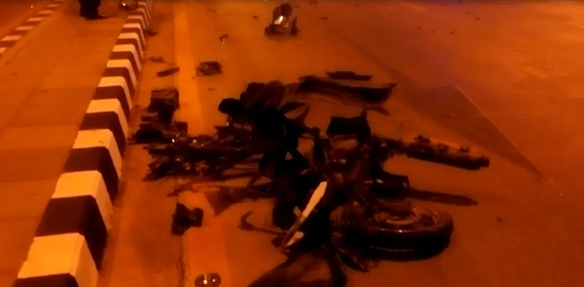 แว๊นซิ่งด่วนนรก!! "2 เด็กหญิง วัย15" เมาจากเที่ยวผับ แว๊นซิ่งโชว์เพื่อนชนกระบะดังสนั่นกลางสี่แยก เพื่อนสุดช็อกร่างแหลกต่อหน้าต่อตา!!