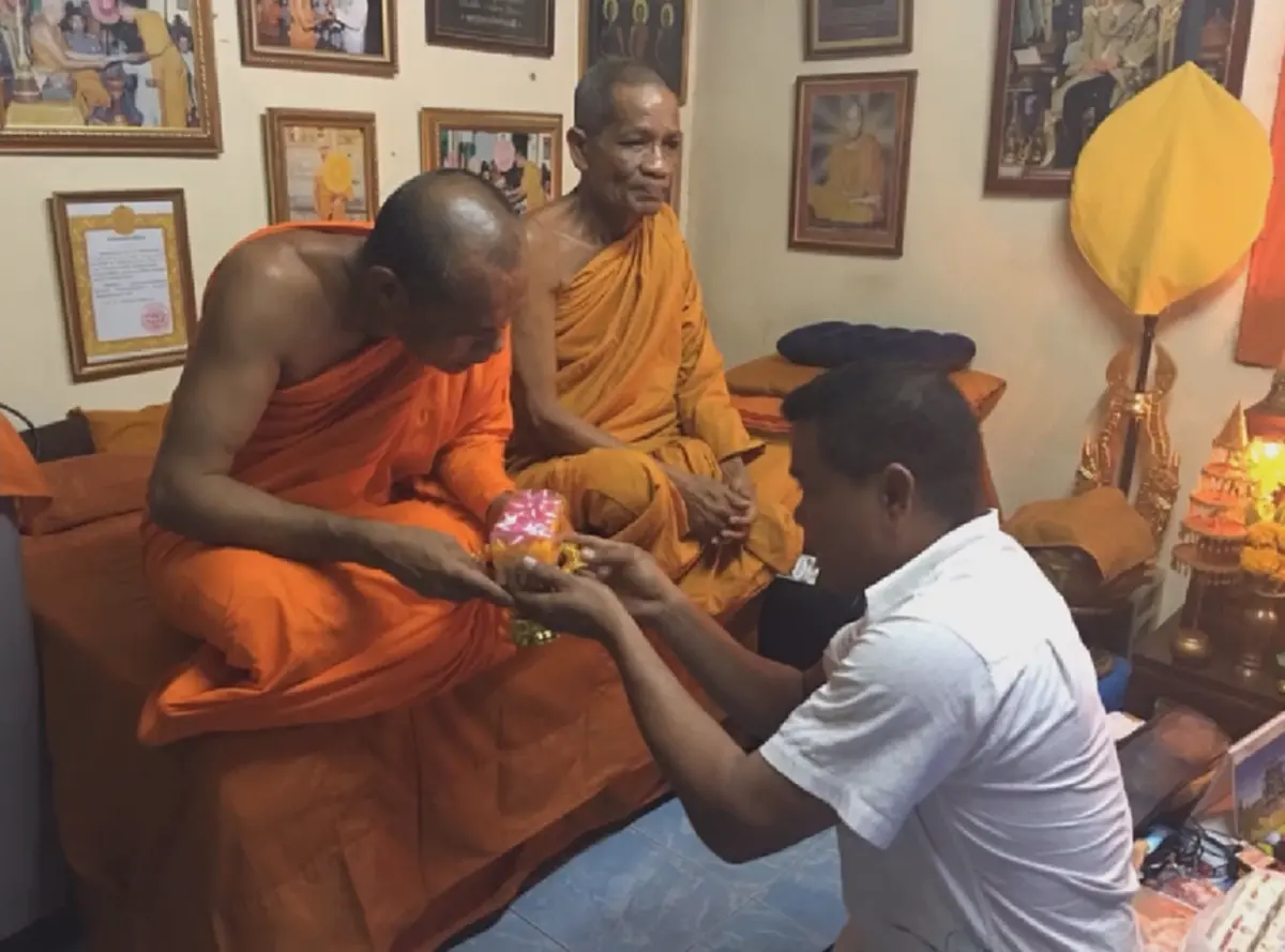 เพิ่งสำนึก!! "ดาบตำรวจ" เมาตบหัวพระ หอบธูปเทียนขอขมาหลวงพ่อแล้ว ด้านพี่ชายเผยน้องเครียดจัด หวั่นผูกคอตาย!!