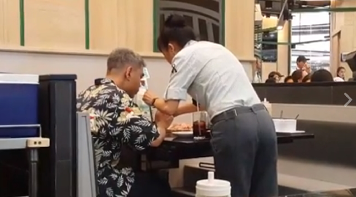 ปรบมือรัวๆ!! ชาวเน็ตแห่ชื่นชม "พนักงาน" ร้านปิ้งย่างชื่อดัง หลังบริการตักอาหารให้ "ลุงตาบอด" ไม่เกี่ยงแม้จะเป็นผู้พิการ!! (ชมคลิป)