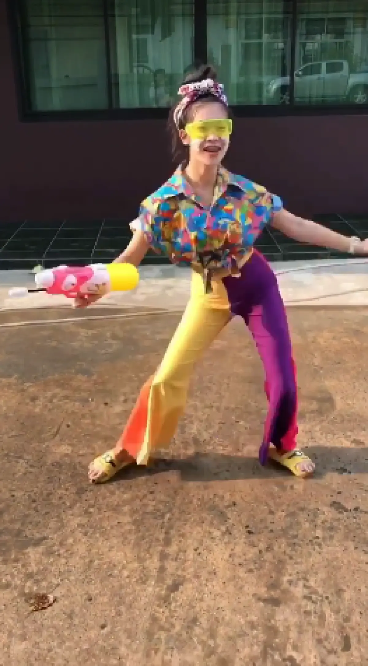 กวนโอ๊ยหนักมาก!! เน็ตไอดอลสาวแชร์ "ท่าเต้น" สุดแนวใช้เต้นสงกรานต์ปีนี้ ชาวเน็ตแห่เม้นสนั่นโซเชียลฯทำตามมีหวังโดนยำตรีน!! (ชมคลิป)