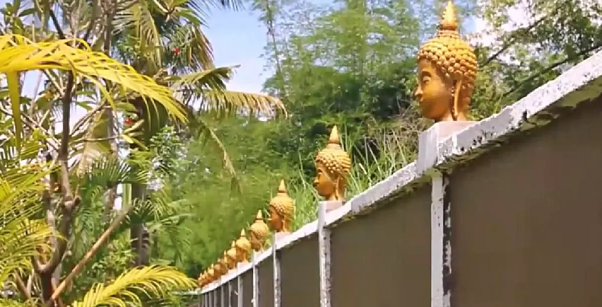 สะเทือนใจชาวพุทธ!! ฝรั่งใช้ "เศียรพระพุทธรูป" ตกแต่งกำแพงรั้วบ้านที่เชียงใหม่ นักวิชาการศาสนาชี้..ถือเป็นการดูหมิ่นพระพุทธศาสนา !!