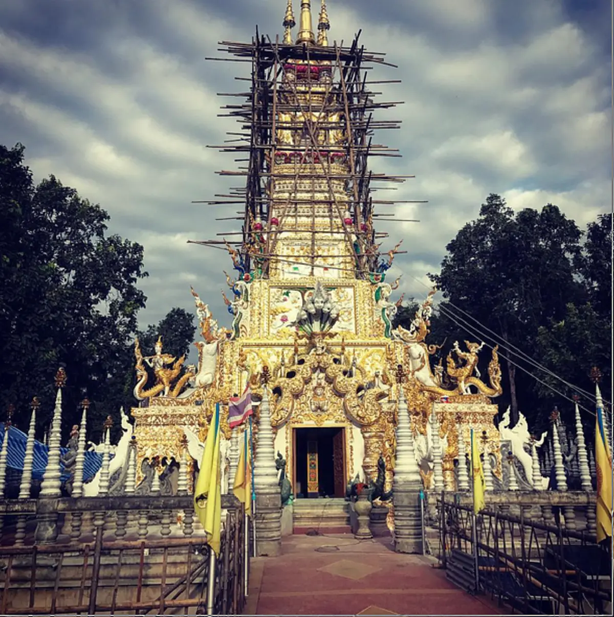 สาธุพันครั้ง!! ชาวเน็ตแห่แชร์! กระหน่ำหลัง &quot;กระแต อาร์สยาม&quot; ถ่ายติด &quot;ดวงไฟประหลาด&quot; ชาวบ้านเผย! ทำเอาขนลุกกันเป็นแถว!!?(มีคลิป)
