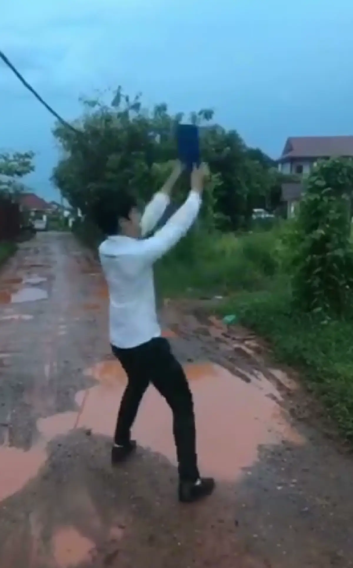 ไม่ฮาให้ถีบหน้า!! จะเกิดอะไรขึ้นเมื่อหนุ่มคนนี้เรียนจบ!!? บอกเลยขำลืม...ใครเครียดต้องดู! แชร์ไปให้คนใกล้ตัวขำด้วย!!?(คลิป)