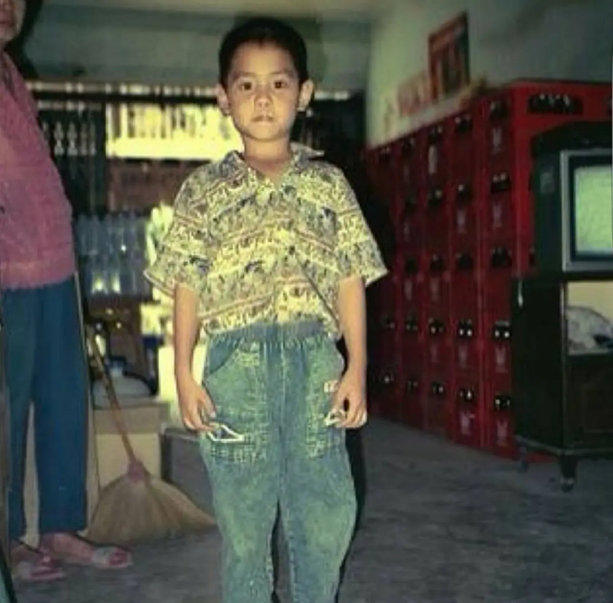 เห็นแล้วต้องตะลึง!!! ส่องภาพลูก " พระเอกตัวท็อป " น้อยคนนักจะเห็น ! ถอดแบบพ่อมาเต็มๆ!!!?