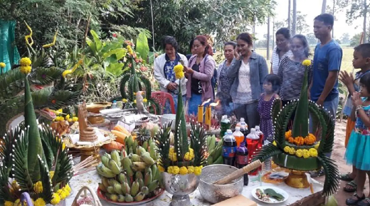 ฮือฮาจังหวัดแตก!! ชาวบ้านแห่กราบไหว้ พระนาคปรก อายุนับ 100ปี! ถูกฝังดินไว้ ถึงกับขนลุก คนขุดเจอ ฝันประหลาด!? ก่อนพบสิ่งของโบราณ !!?