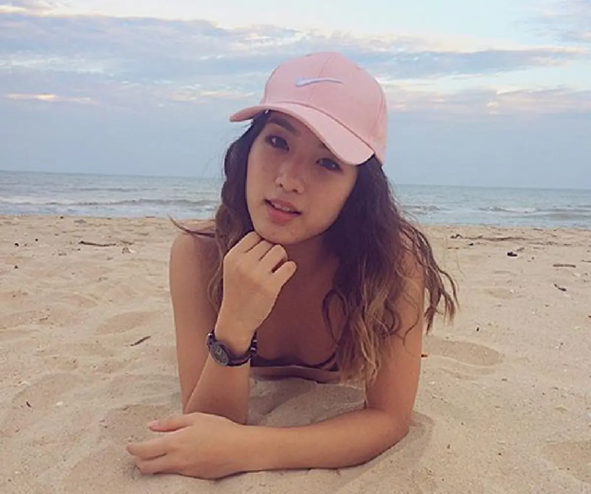 แซ่บลืม !!  เปิดภาพ " น้องเกี้ยมอี๋ " ผู้ร้องเพลง " พ่อกลับบ้าน " ปัจจุบันกลายเป็นหนึ่งในนักแสดงซีรีส์ฮอร์โมน อันโด่งดัง !!?