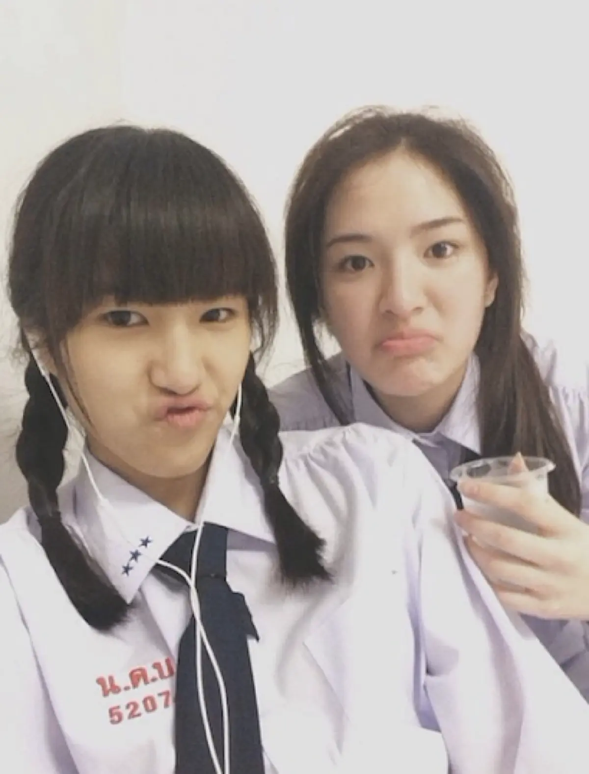 แซ่บลืม !!  เปิดภาพ " น้องเกี้ยมอี๋ " ผู้ร้องเพลง " พ่อกลับบ้าน " ปัจจุบันกลายเป็นหนึ่งในนักแสดงซีรีส์ฮอร์โมน อันโด่งดัง !!?