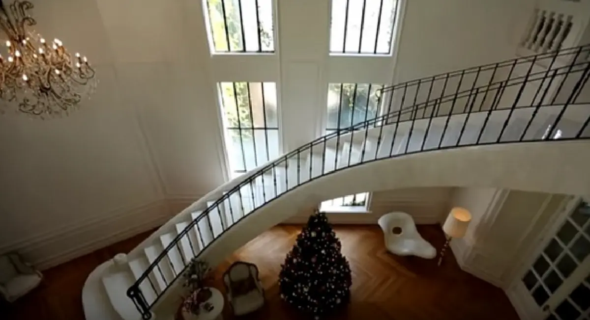 แทบไม่เชื่อหู !! เปิดบ้าน " เอมมี่  มรกต " หรูหราดั่งคฤหาสน์อังกฤษ ! เผย " ตู้เย็นตู้ละล้าน " จัดดอกไม้ทั้งบ้าน รวยไม่จริงทำไม่ได้ !!?