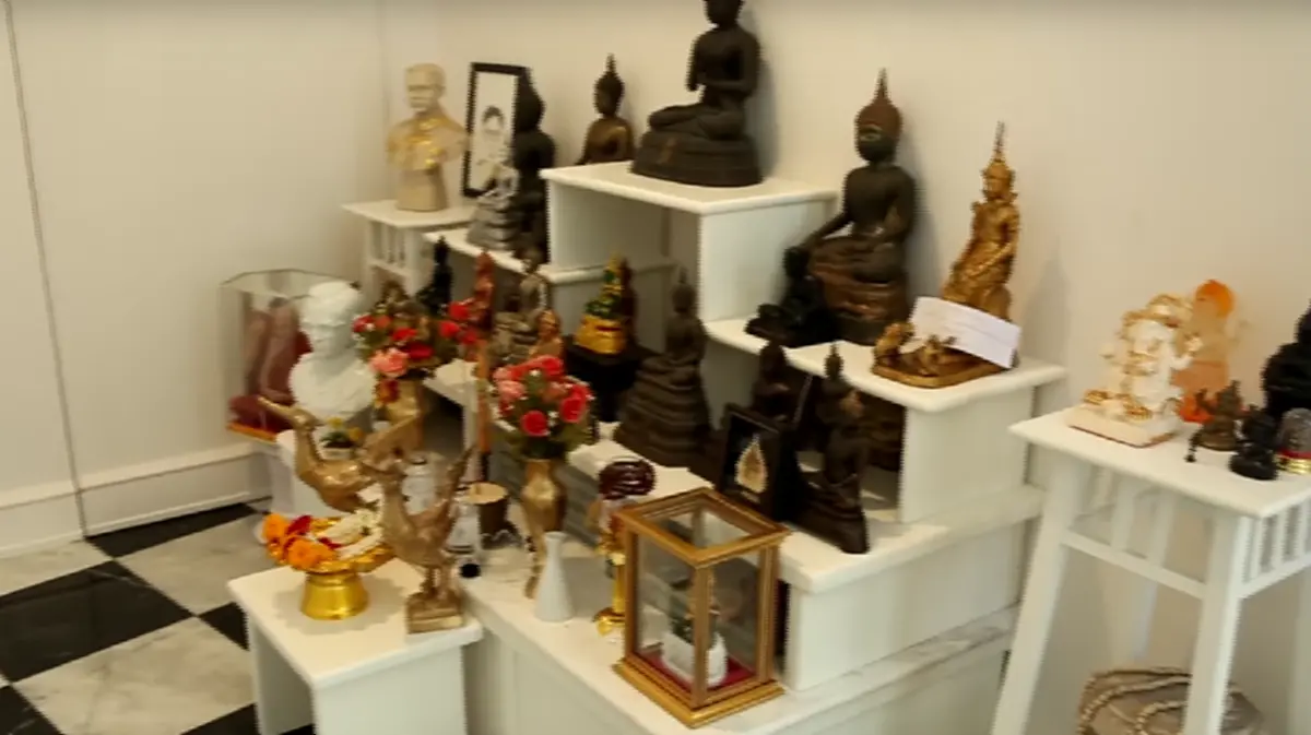 แทบไม่เชื่อหู !! เปิดบ้าน " เอมมี่  มรกต " หรูหราดั่งคฤหาสน์อังกฤษ ! เผย " ตู้เย็นตู้ละล้าน " จัดดอกไม้ทั้งบ้าน รวยไม่จริงทำไม่ได้ !!?