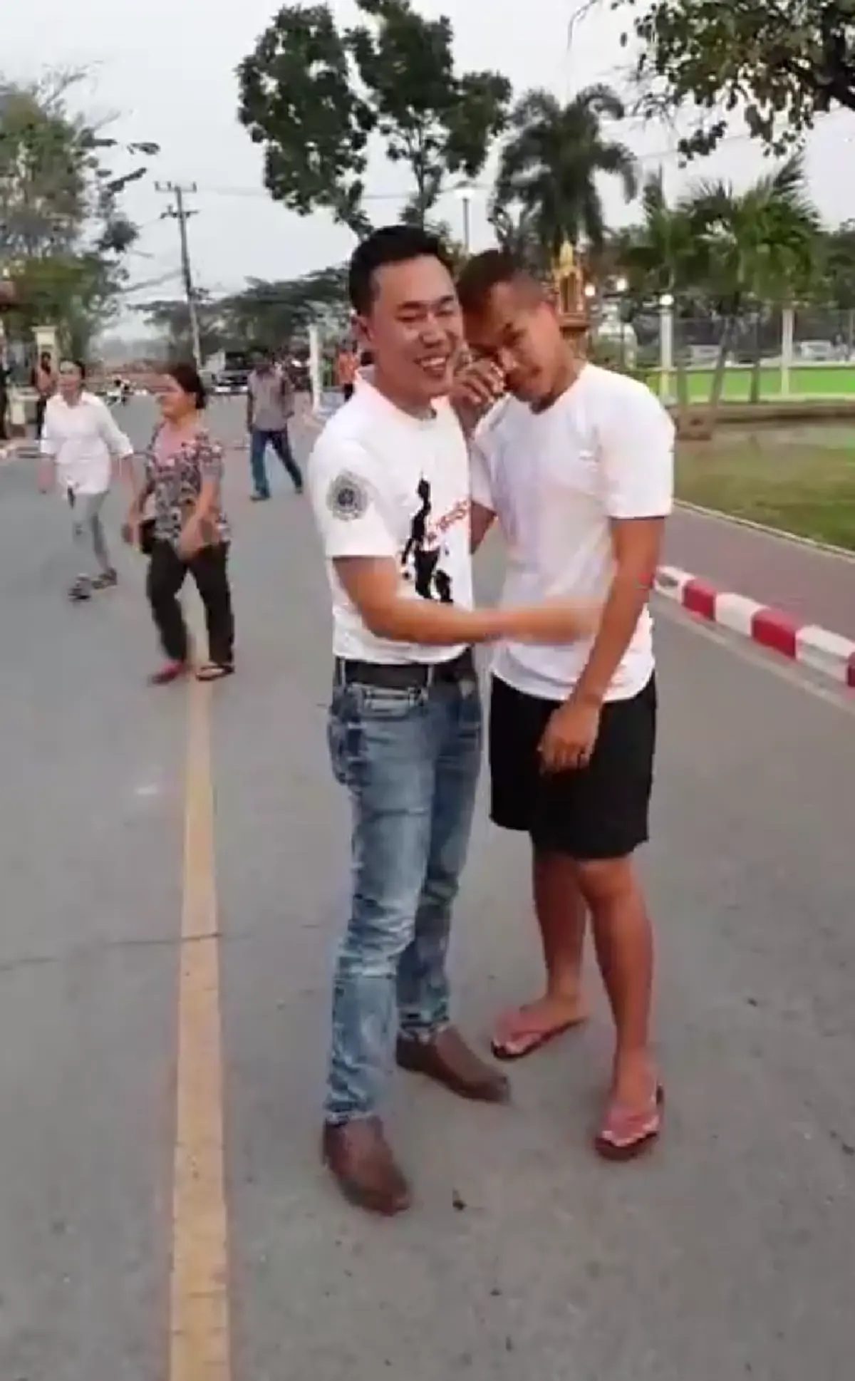 เห็นแล้วน้ำตาไหล !! เปิดวินาที " นายทหารอากาศ " ก้มกราบพ่อ แม่ หลังถูกยัดยา !  ติดคุกฟรี !!? (ชมคลิป)