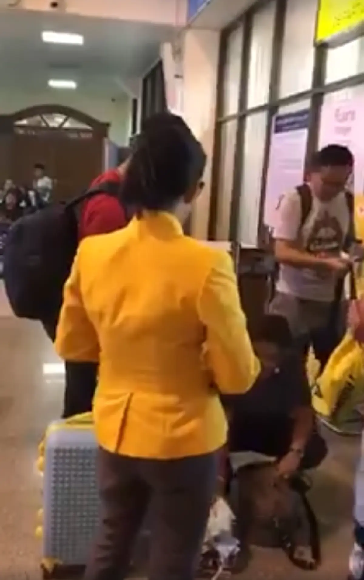 เดือดยิ่งกว่า !!!! ลูกค้าสาว โวยลั่นสนามบิน ...ฟังเหตุผล พนักงานอธิบาย !? ถามกลับมันเกินตรงไหน (คลิป)