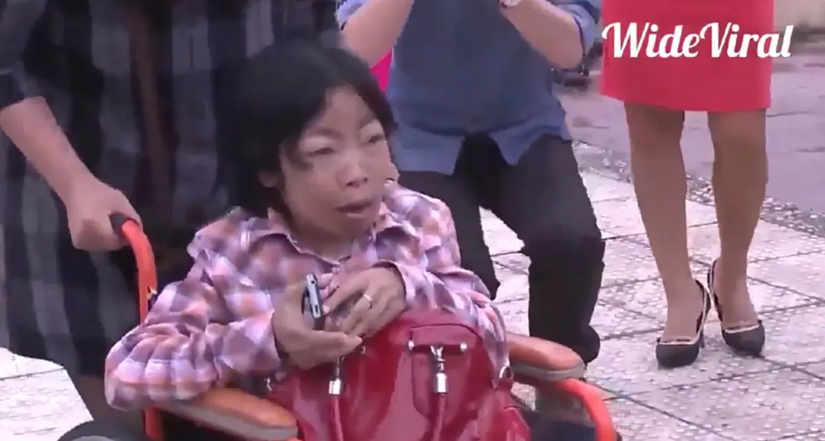 รัก ไม่มีข้อแม้!! สาวพิการตปท. ถูกแฟนหนุ่มจัดเซอร์ไพรส์ขอแต่งงานเรียกน้ำตาคนทั้งเมือง เห็นแล้วจุกในอกซึ้งสุดใจ (คลิป)