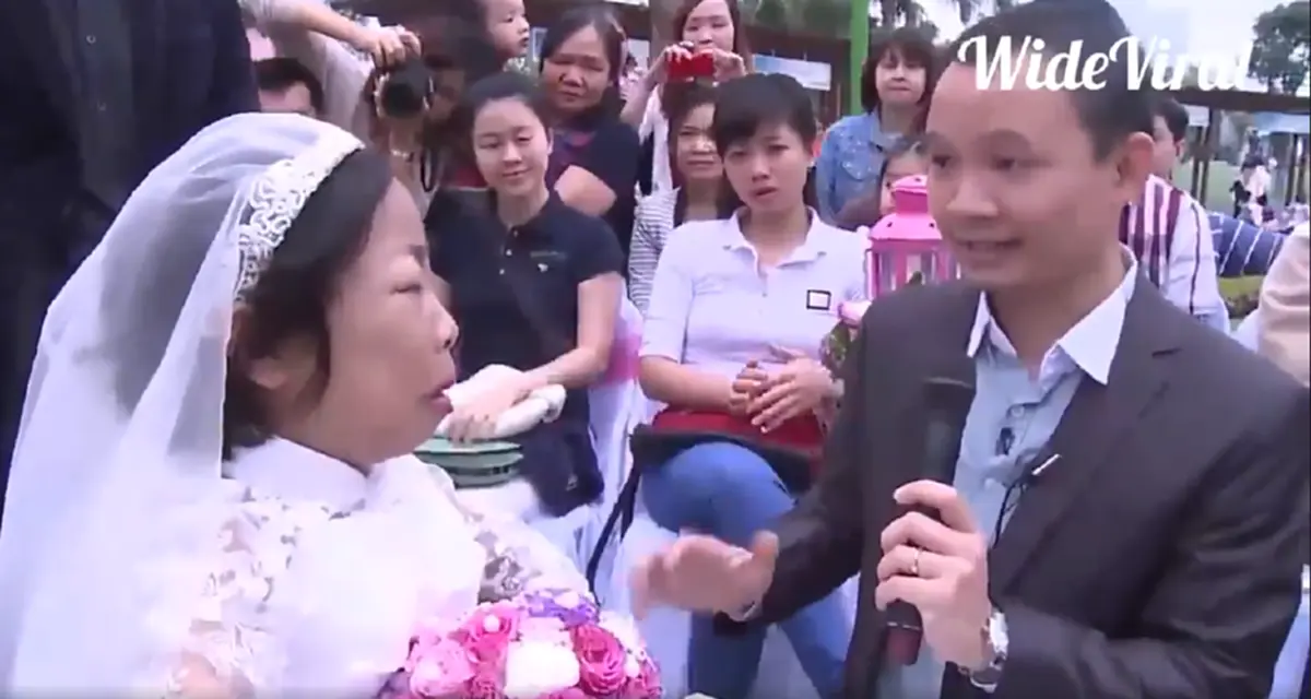 รัก ไม่มีข้อแม้!! สาวพิการตปท. ถูกแฟนหนุ่มจัดเซอร์ไพรส์ขอแต่งงานเรียกน้ำตาคนทั้งเมือง เห็นแล้วจุกในอกซึ้งสุดใจ (คลิป)