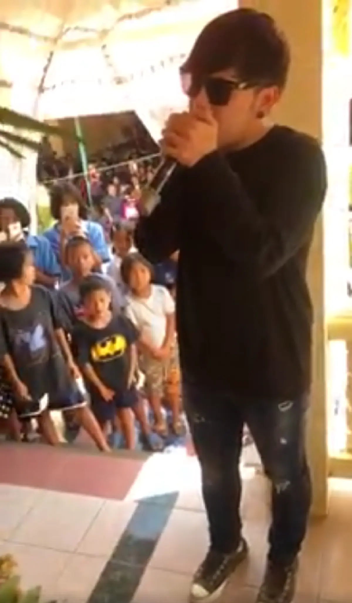 ส่งเธอด้วยเสียงเพลง!! ได้ฟังถึงกับน้ำตาไหล "เก่ง วงเฟลม" ร้องเพลงสดๆกลางเมรุเผาศพ ส่งแฟนเพลงผู้ล่วงลับครั้งสุดท้าย (คลิป)