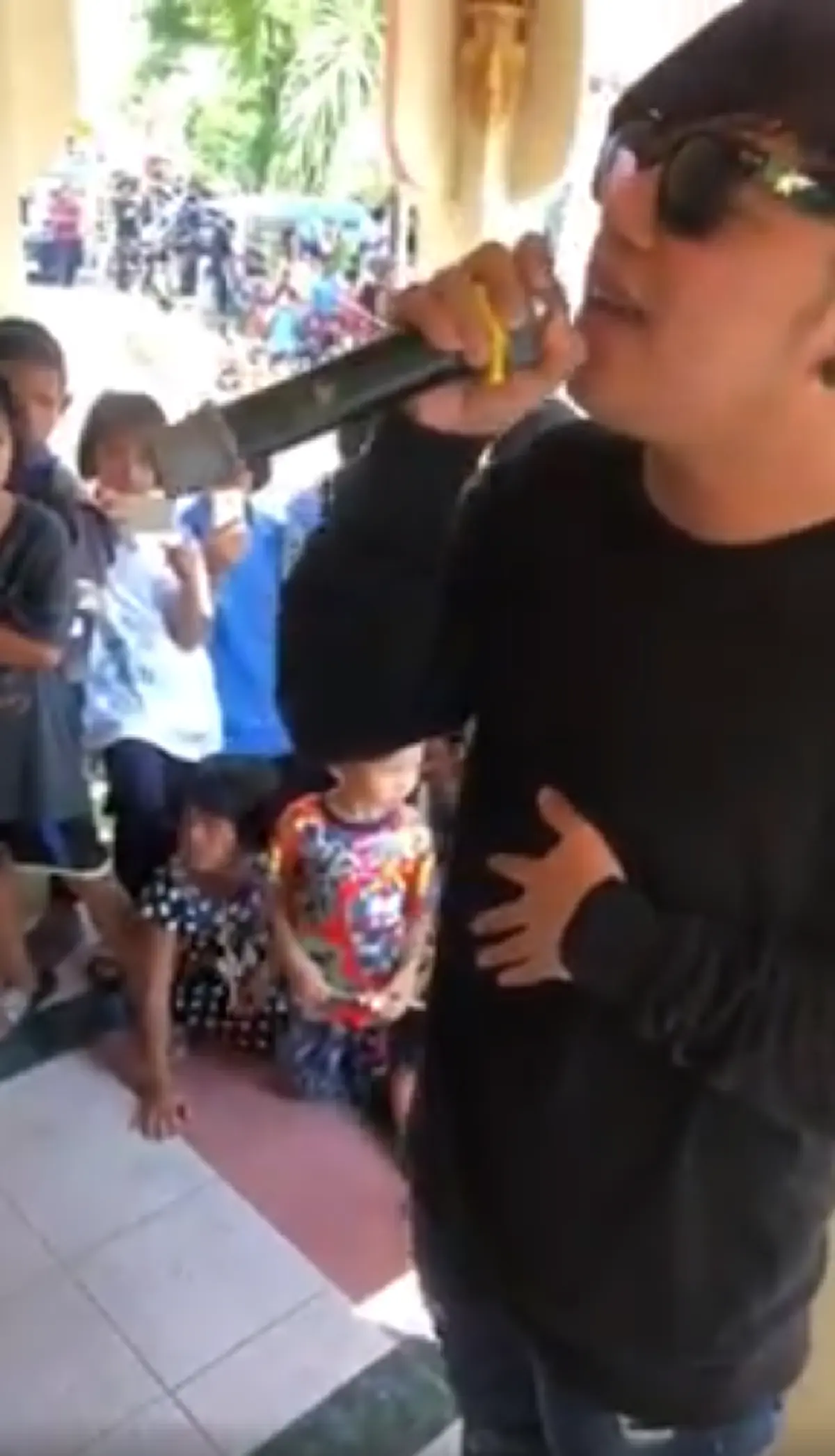 ส่งเธอด้วยเสียงเพลง!! ได้ฟังถึงกับน้ำตาไหล "เก่ง วงเฟลม" ร้องเพลงสดๆกลางเมรุเผาศพ ส่งแฟนเพลงผู้ล่วงลับครั้งสุดท้าย (คลิป)