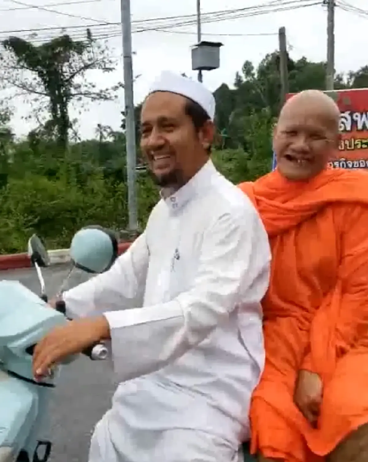 มิตรภาพสองศาสนา!! หนุ่มอิสลามขับจยย. ส่งพระสงฆ์ กลับวัด ถึงต่างกันแต่ไม่ต่างใจ ปลื้มปริ่มเกินบรรยาย (คลิป)