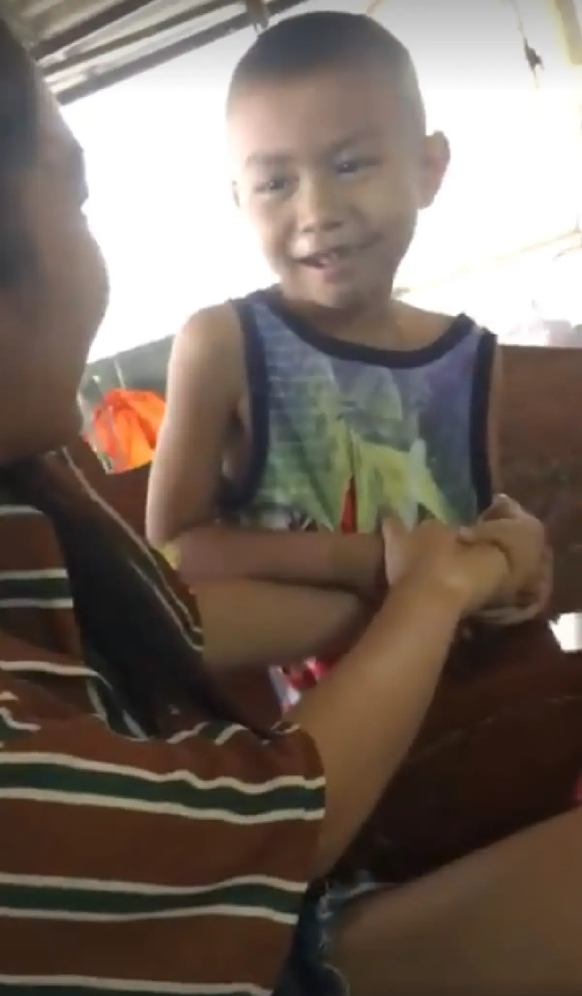 เอ็งมันร้าย!! เด็กน้อยอ้อนพี่สาวขอเป็นแฟน ไม่สนแม้พี่มีใครแล้ว ลั่นประโยคเด็ด ผมจะฆ่าแฟนพี่ แล้วเอาพี่มาครอง (คลิป)