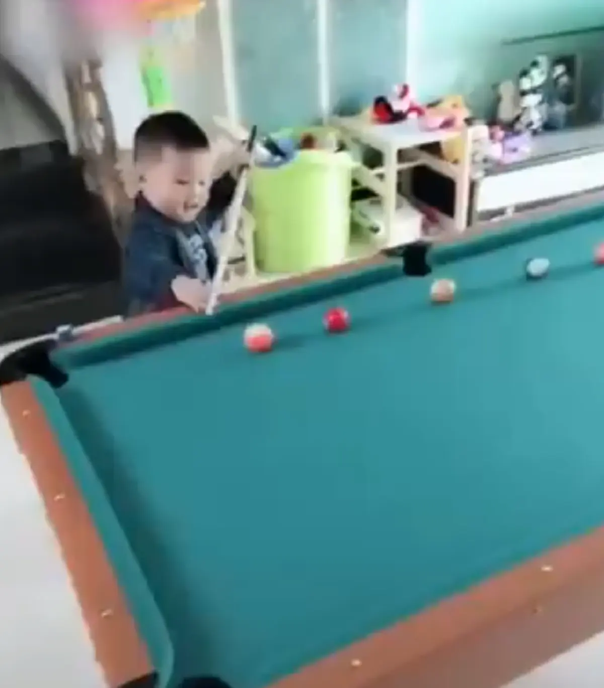 แม่นเหมือนจับวาง!! แห่แชร์สนั่น ตี๋น้อยชาวจีน ฝีมือแทงสนุกเกอร์ชั้นเซียน สมาธิอย่างนิ่ง เก็บทุกหลุม (คลิป)