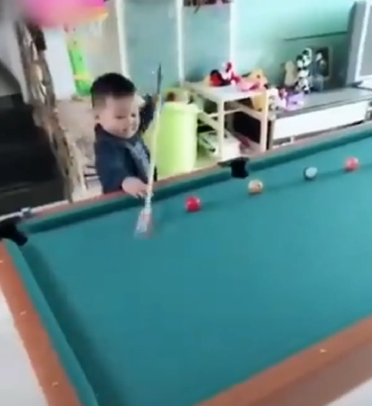 แม่นเหมือนจับวาง!! แห่แชร์สนั่น ตี๋น้อยชาวจีน ฝีมือแทงสนุกเกอร์ชั้นเซียน สมาธิอย่างนิ่ง เก็บทุกหลุม (คลิป)