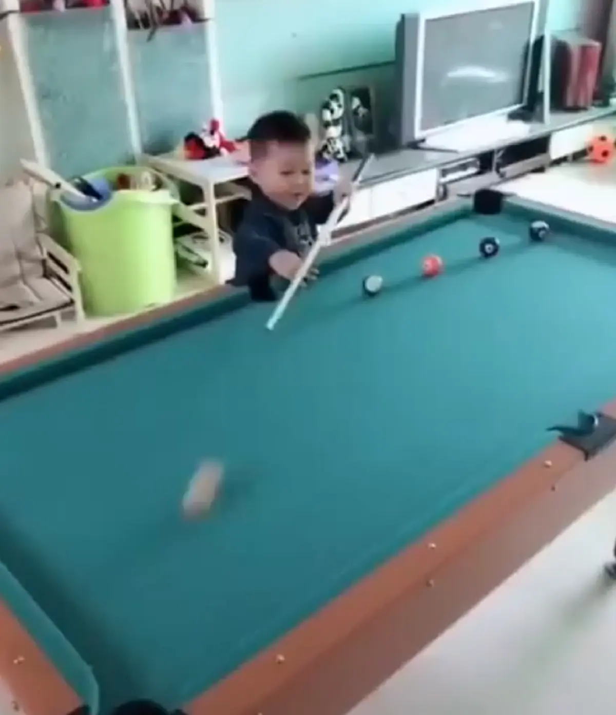 แม่นเหมือนจับวาง!! แห่แชร์สนั่น ตี๋น้อยชาวจีน ฝีมือแทงสนุกเกอร์ชั้นเซียน สมาธิอย่างนิ่ง เก็บทุกหลุม (คลิป)