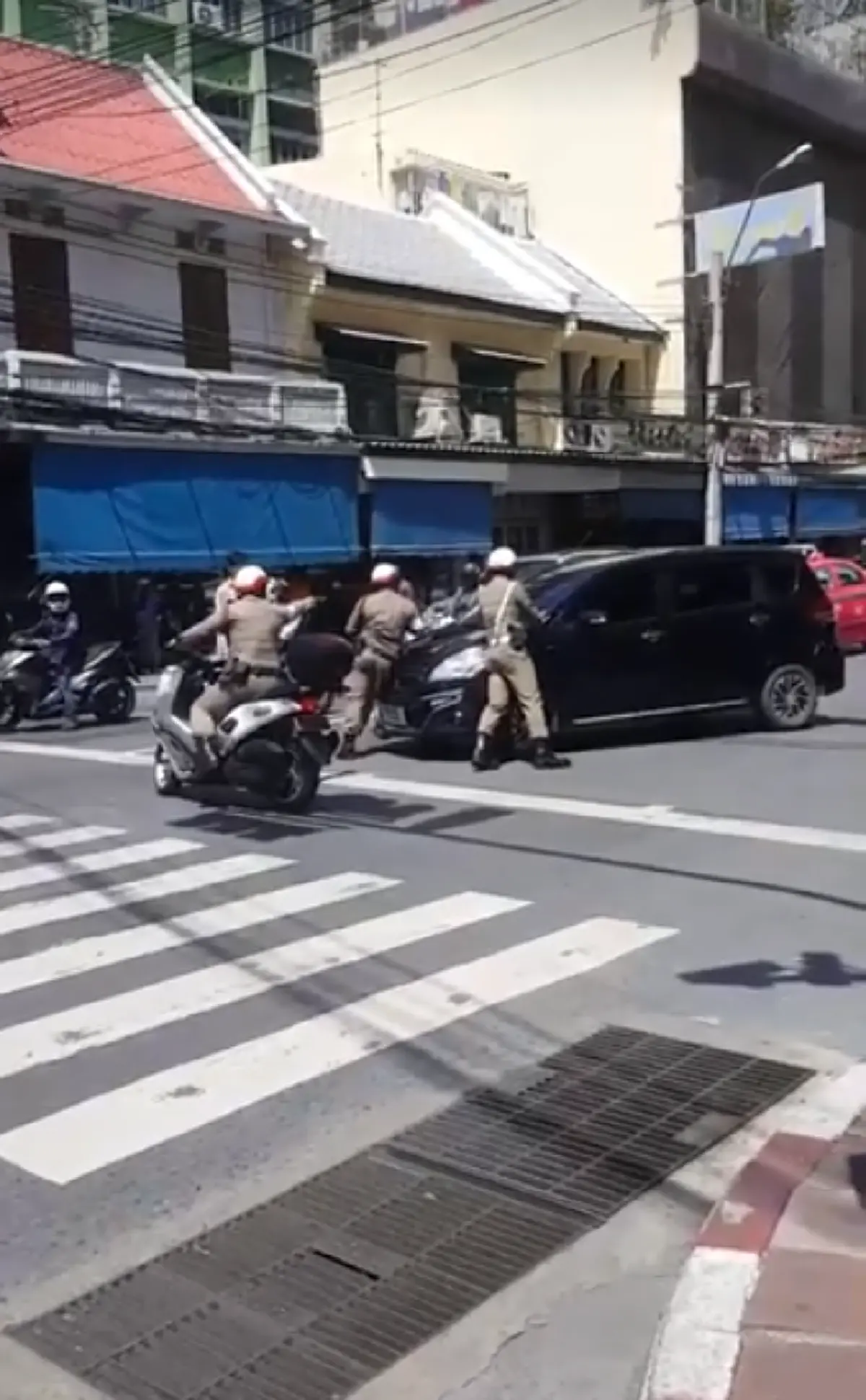 วุ่นวายทั้งถนน  !!!!  "ตำรวจ" 4 นายล้อมหน้ารถ สกัดกั้นไม่ให้ รถเก๋งหนี !?!ล็อคล้อกลางถนนหลังจอดรถในที่ห้ามจอด (คลิป)