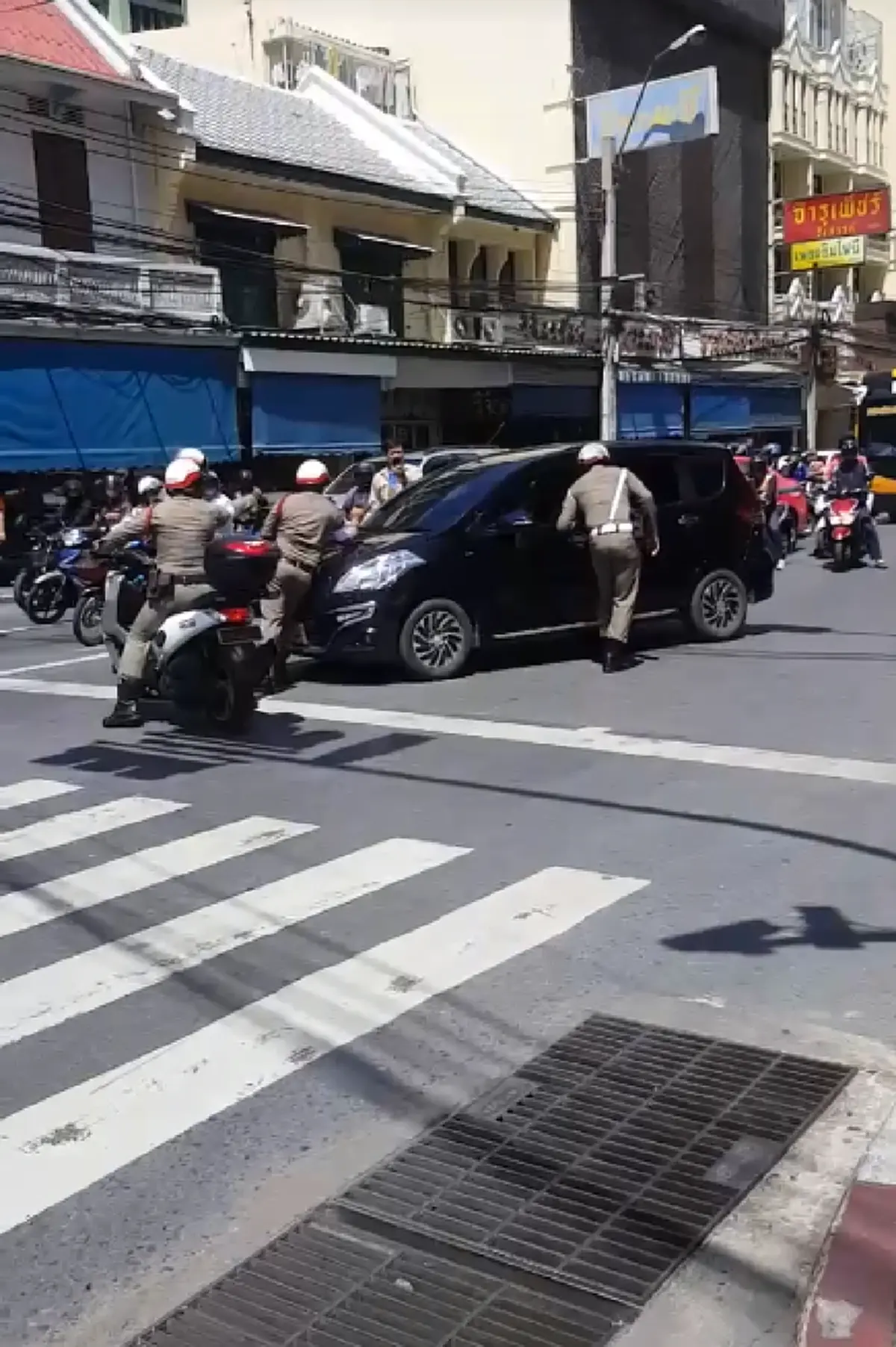 วุ่นวายทั้งถนน  !!!!  "ตำรวจ" 4 นายล้อมหน้ารถ สกัดกั้นไม่ให้ รถเก๋งหนี !?!ล็อคล้อกลางถนนหลังจอดรถในที่ห้ามจอด (คลิป)