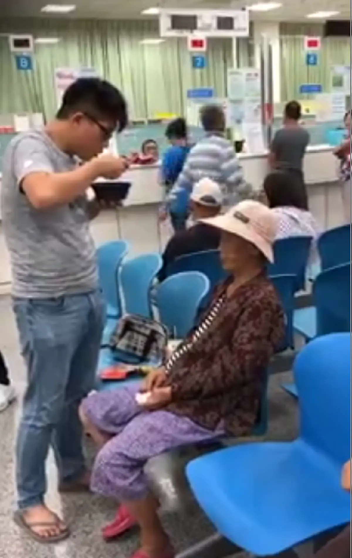 หนุ่มพาแม่ชรา ไปโรงพยาบาล ช็อตประทับใจป้อนข้าวแม่ เป่าให้ท่าทางสุดทะนุถนอม 