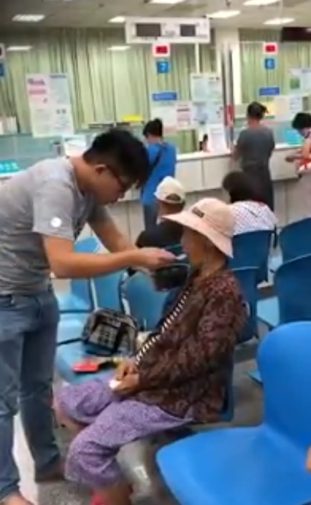 หนุ่มพาแม่ชรา ไปโรงพยาบาล ช็อตประทับใจป้อนข้าวแม่ เป่าให้ท่าทางสุดทะนุถนอม