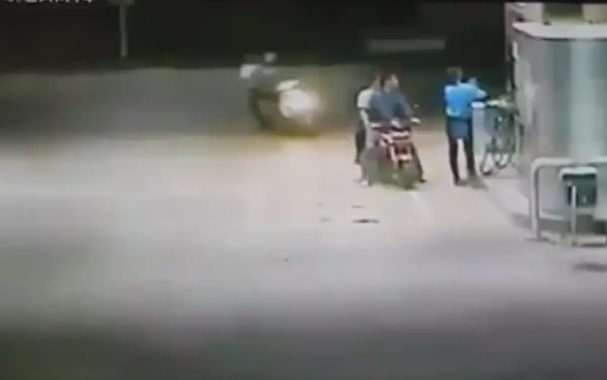 ผมไม่เคยมีเรื่องกับใคร!! เด็กปั๊มถึงกับงง เจอโจ๋วัยคะนอง โดดลงจากจยย. พุ่งเข้าต่อยตี กระทืบยับคาปั๊ม (คลิป)