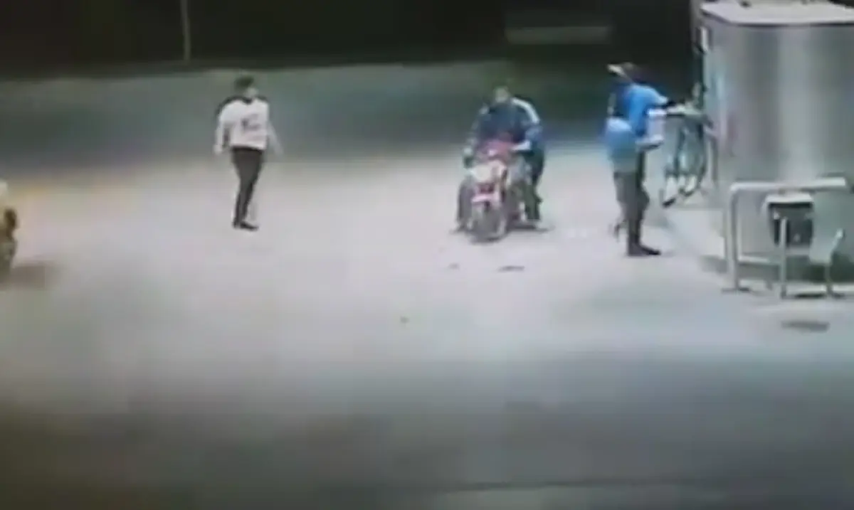 ผมไม่เคยมีเรื่องกับใคร!! เด็กปั๊มถึงกับงง เจอโจ๋วัยคะนอง โดดลงจากจยย. พุ่งเข้าต่อยตี กระทืบยับคาปั๊ม (คลิป)