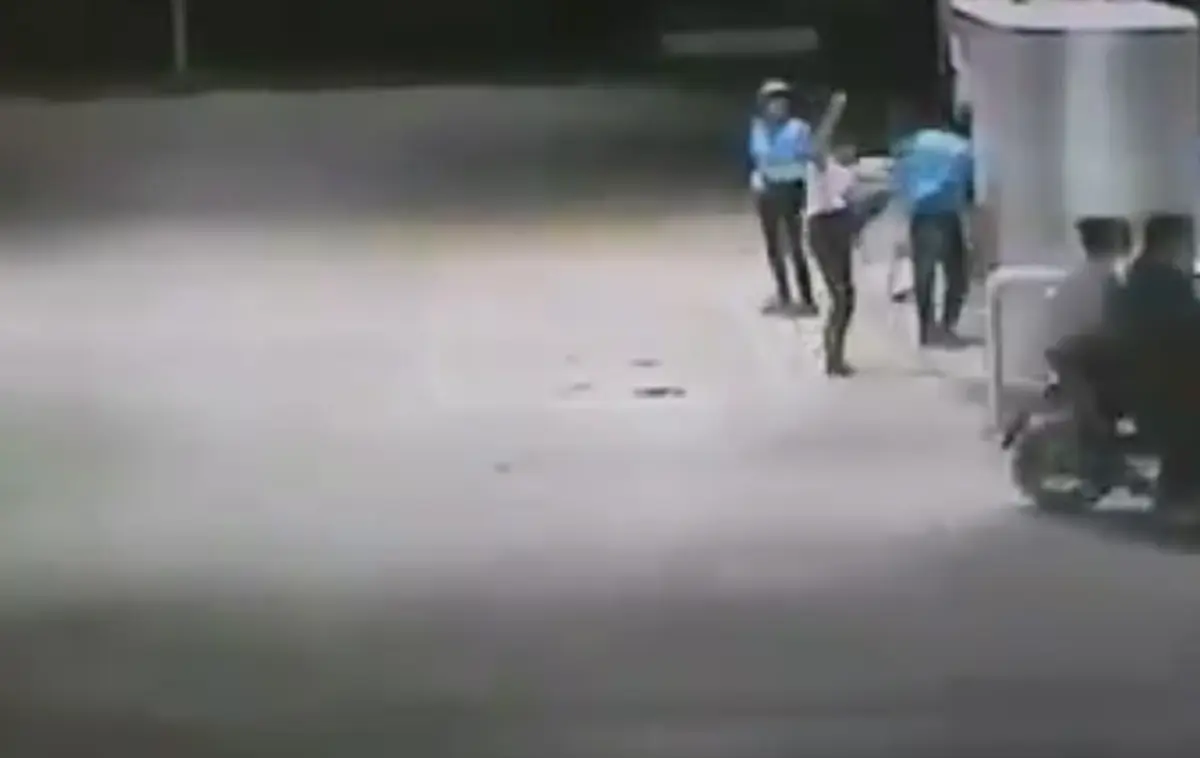 ผมไม่เคยมีเรื่องกับใคร!! เด็กปั๊มถึงกับงง เจอโจ๋วัยคะนอง โดดลงจากจยย. พุ่งเข้าต่อยตี กระทืบยับคาปั๊ม (คลิป)