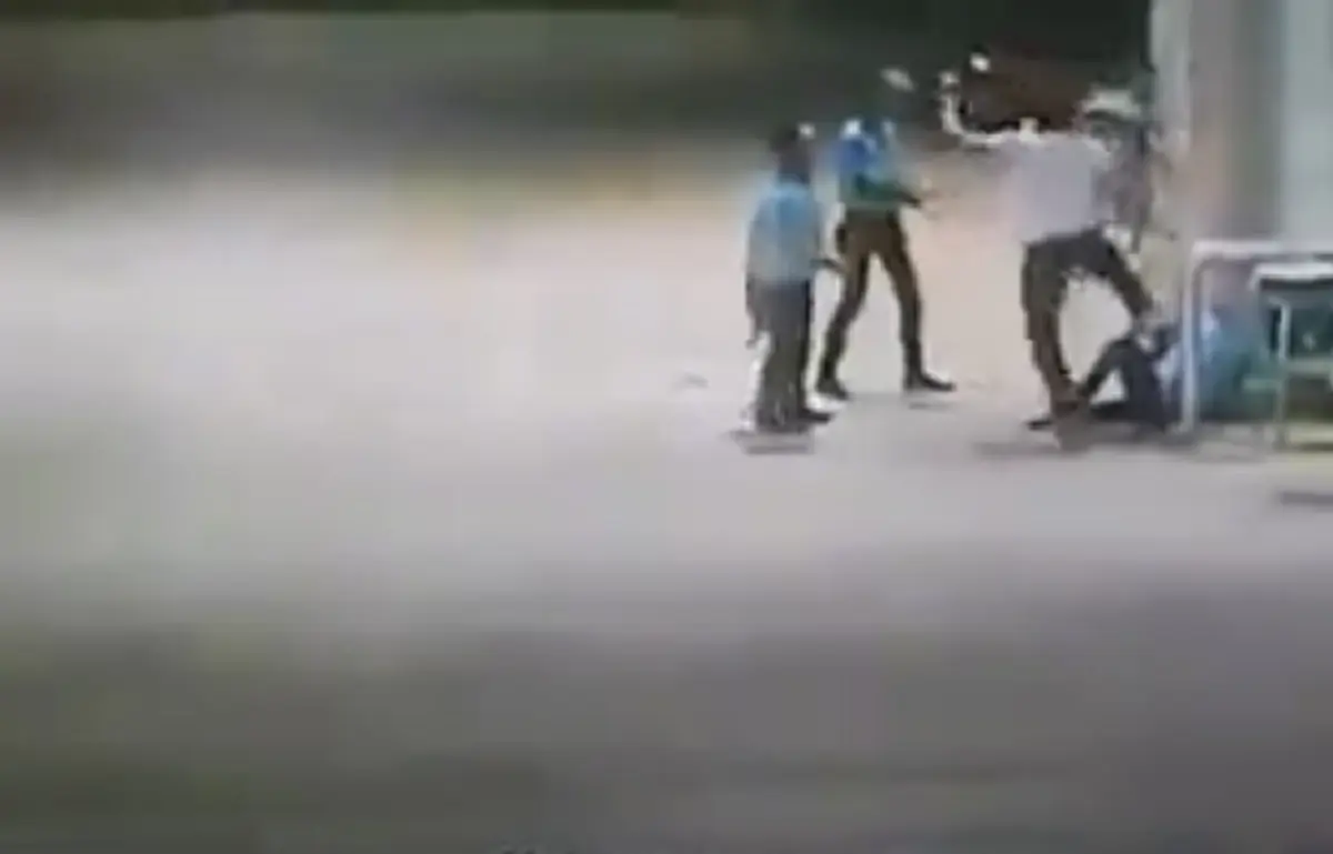 ผมไม่เคยมีเรื่องกับใคร!! เด็กปั๊มถึงกับงง เจอโจ๋วัยคะนอง โดดลงจากจยย. พุ่งเข้าต่อยตี กระทืบยับคาปั๊ม (คลิป)