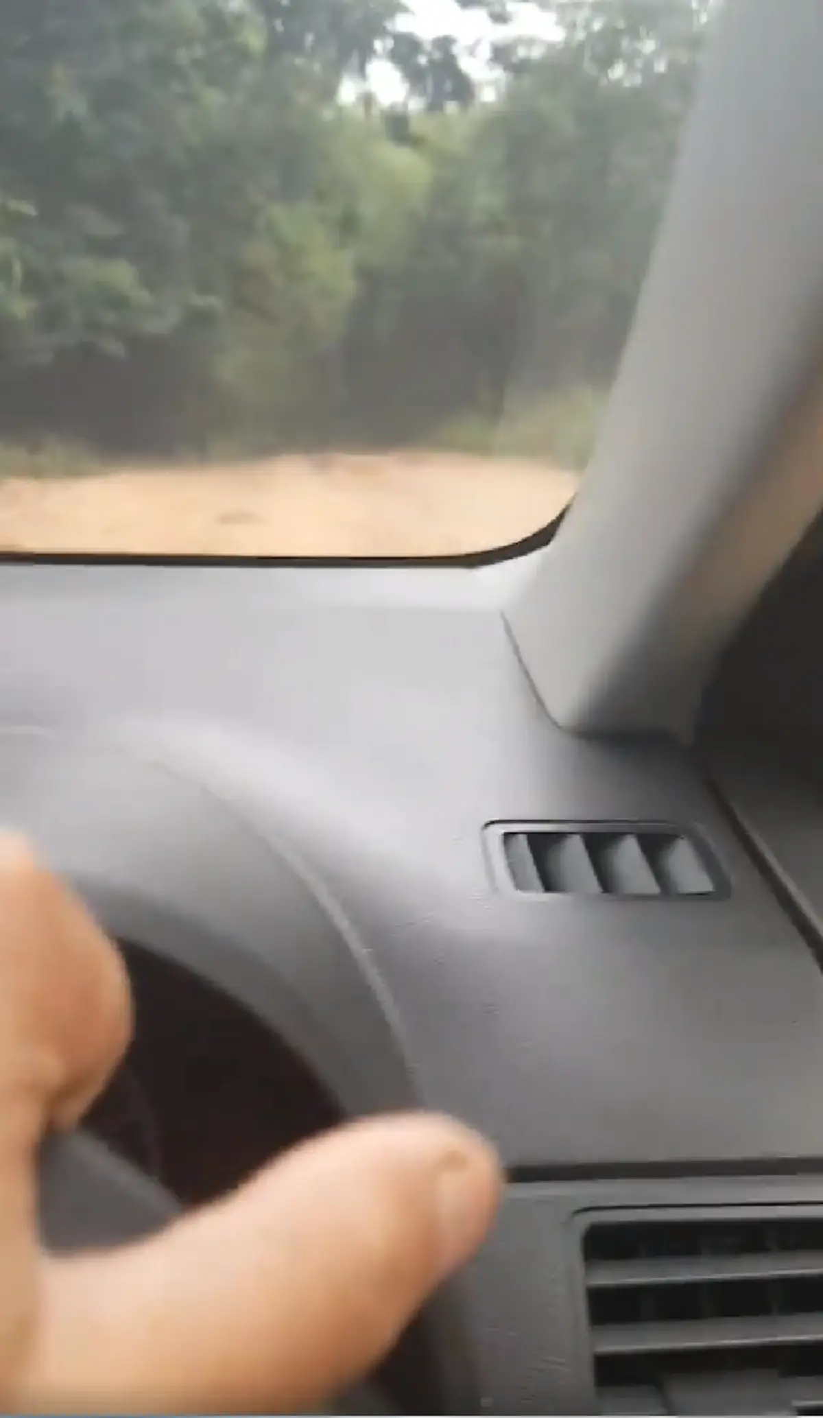 ใครมาเช็คอินตรงนี้!! หนุ่มหัวเสีย เปิด GPS นำทาง พาขึ้นเขาไปเรื่อยๆ สติหลุดเมื่อบอก "คุณมาถึงแล้ว" มองซ้าย ขวามีแต่ป่า (คลิป)