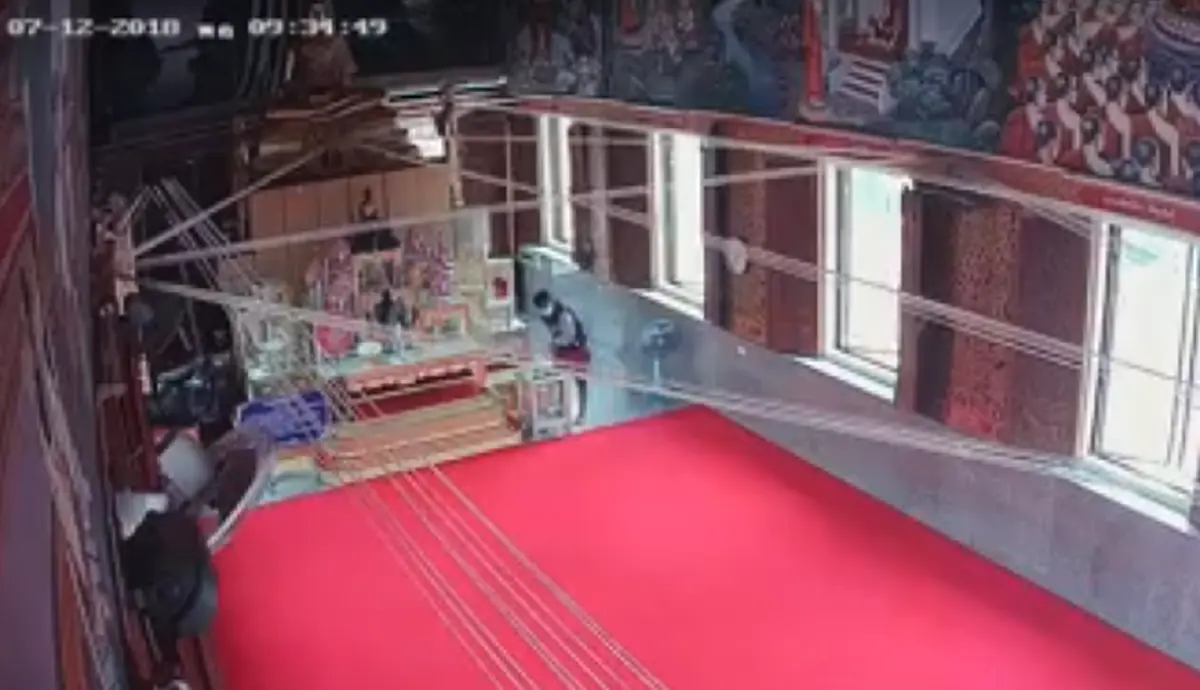 มารศาสนา!! วงจรปิดจับภาพชายทำทีมาไหว้พระ สบโอกาสปลอดคน เดินอ้อมหลังงัดตู้บริจาค หยิบเงินเดินออกหน้าตาเฉย (คลิป)