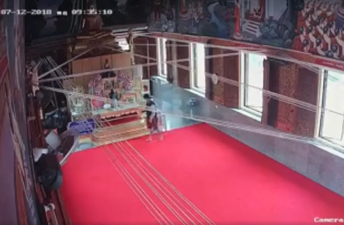 มารศาสนา!! วงจรปิดจับภาพชายทำทีมาไหว้พระ สบโอกาสปลอดคน เดินอ้อมหลังงัดตู้บริจาค หยิบเงินเดินออกหน้าตาเฉย (คลิป)