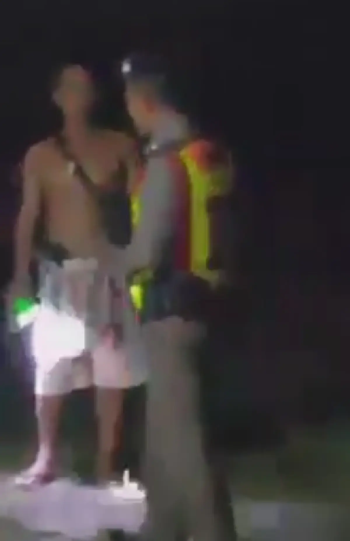 มวยถูกคู่!! สาวโวยผู้ใหญ่บ้านถือปืนมาเล่นเดินร่า ร่ายยาวเป็นฉากๆ จบคลิปโซเชียลถึงกับกุมขมับ (คลิป)