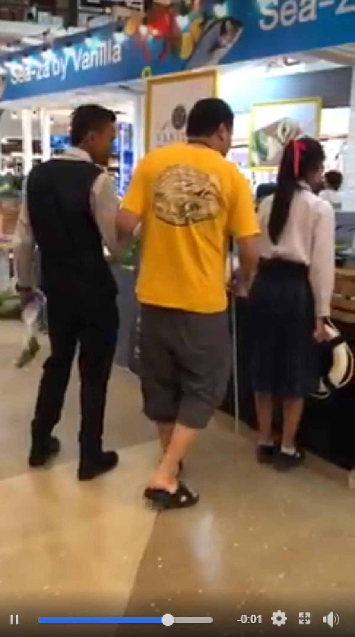 หล่อสุดๆ รปภ.หนุ่มจูงมือพาคนตาบอดซื้อของในห้าง แกะกุ้งนั่งป้อนข้าว ดูแลดีจนโซเชียลประทับใจ