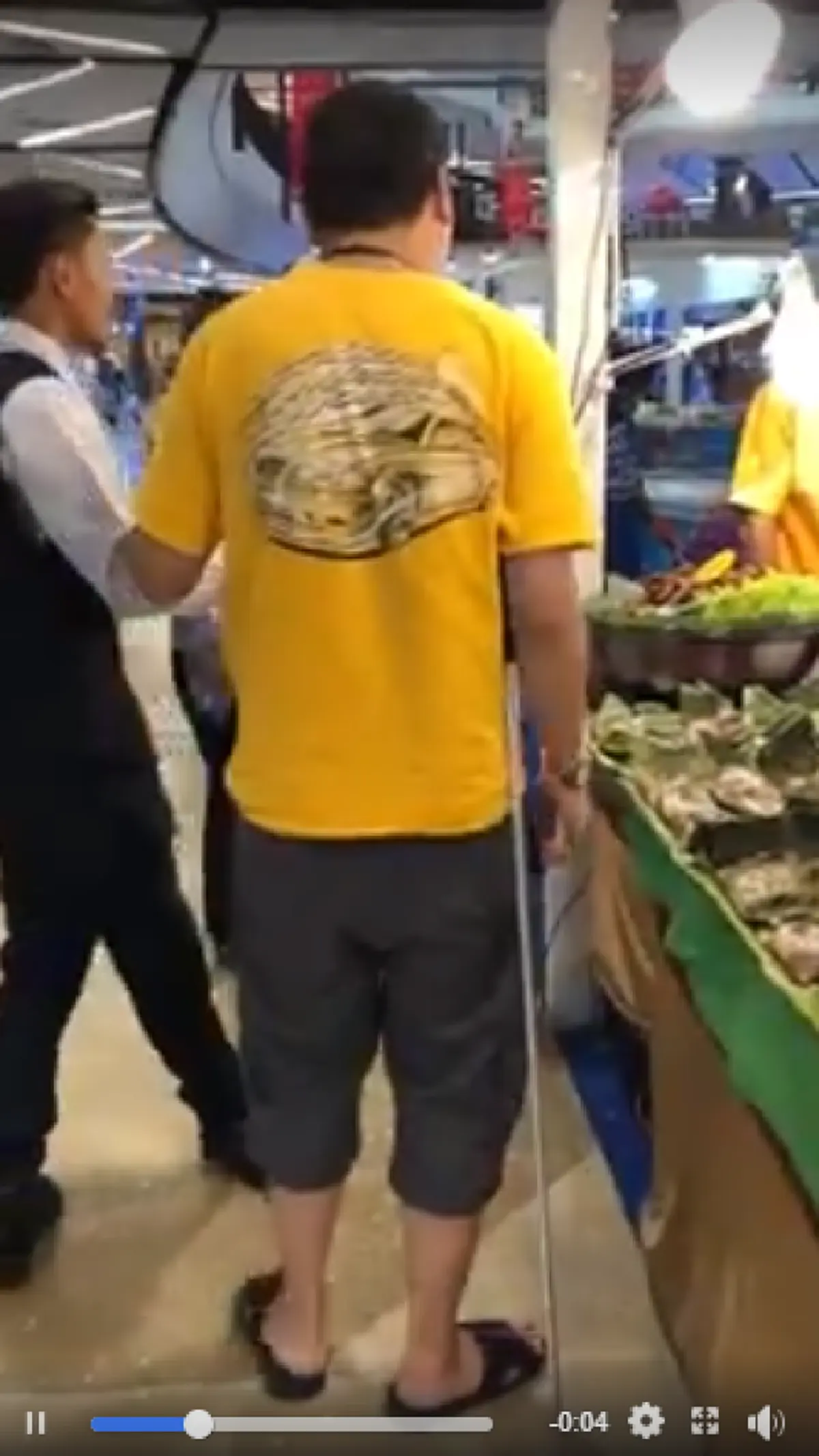 หล่อสุดๆ รปภ.หนุ่มจูงมือพาคนตาบอดซื้อของในห้าง แกะกุ้งนั่งป้อนข้าว ดูแลดีจนโซเชียลประทับใจ