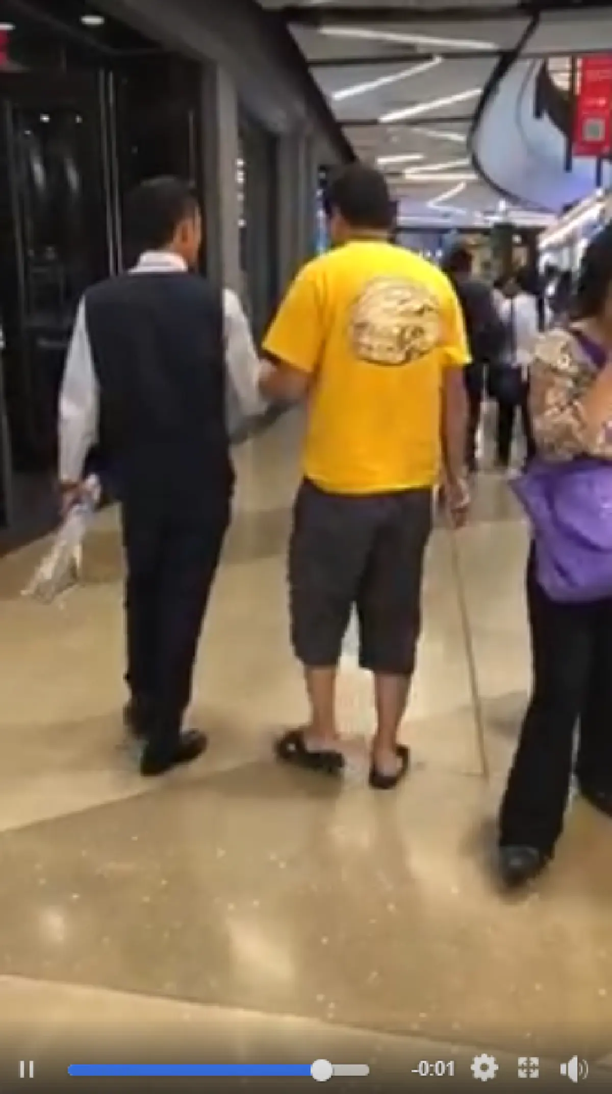 หล่อสุดๆ รปภ.หนุ่มจูงมือพาคนตาบอดซื้อของในห้าง แกะกุ้งนั่งป้อนข้าว ดูแลดีจนโซเชียลประทับใจ