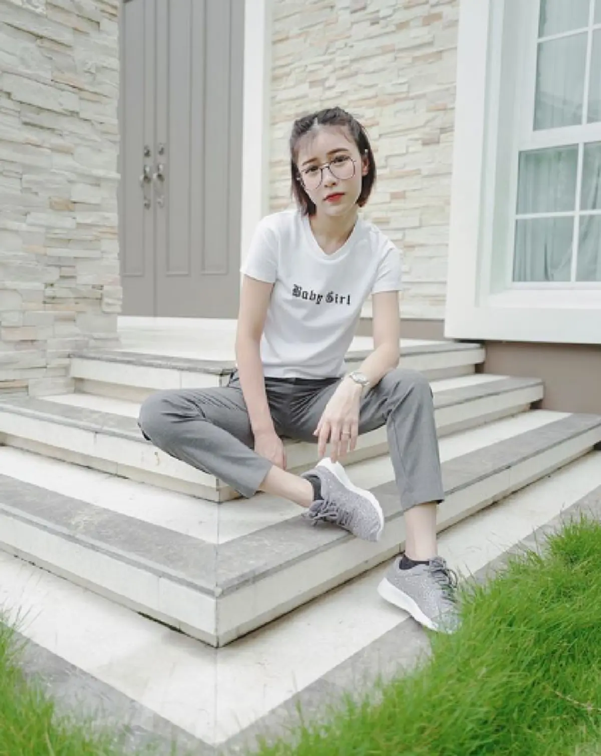 ชาวเน็ตตาโต! "แอปเปิ้ล" ไลฟ์รีวิวลิปสติก ดันเห็นคุณสามียืนแต่งตัวอยู่ข้างหลัง