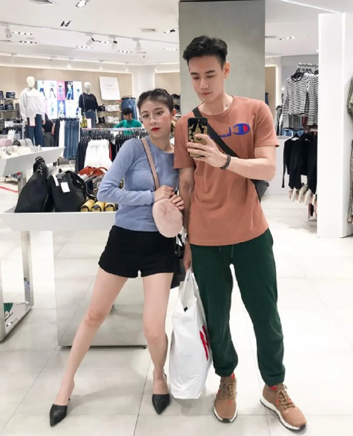 ชาวเน็ตตาโต! "แอปเปิ้ล" ไลฟ์รีวิวลิปสติก ดันเห็นคุณสามียืนแต่งตัวอยู่ข้างหลัง