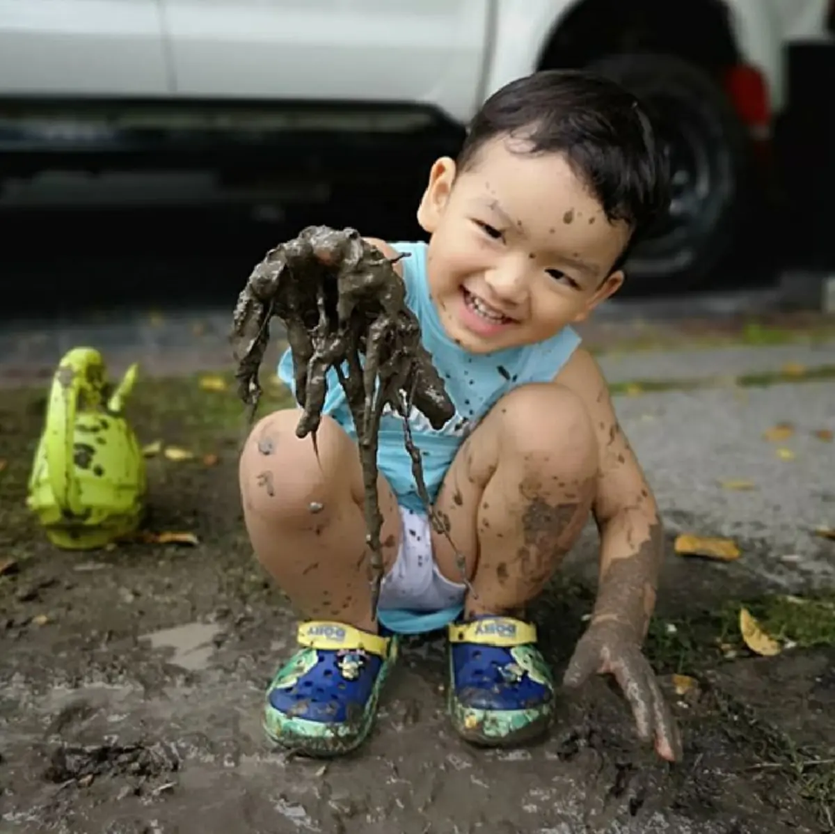 "ป๋อ ณัฐวุฒิ" พาลูกๆเล่นของใกล้ตัว ดีกว่าของเล่นแพงๆ โคลนหลุมเดียวเล่นมา 2 ชม. ลั่น เอ๋จะด่ามั้ย!