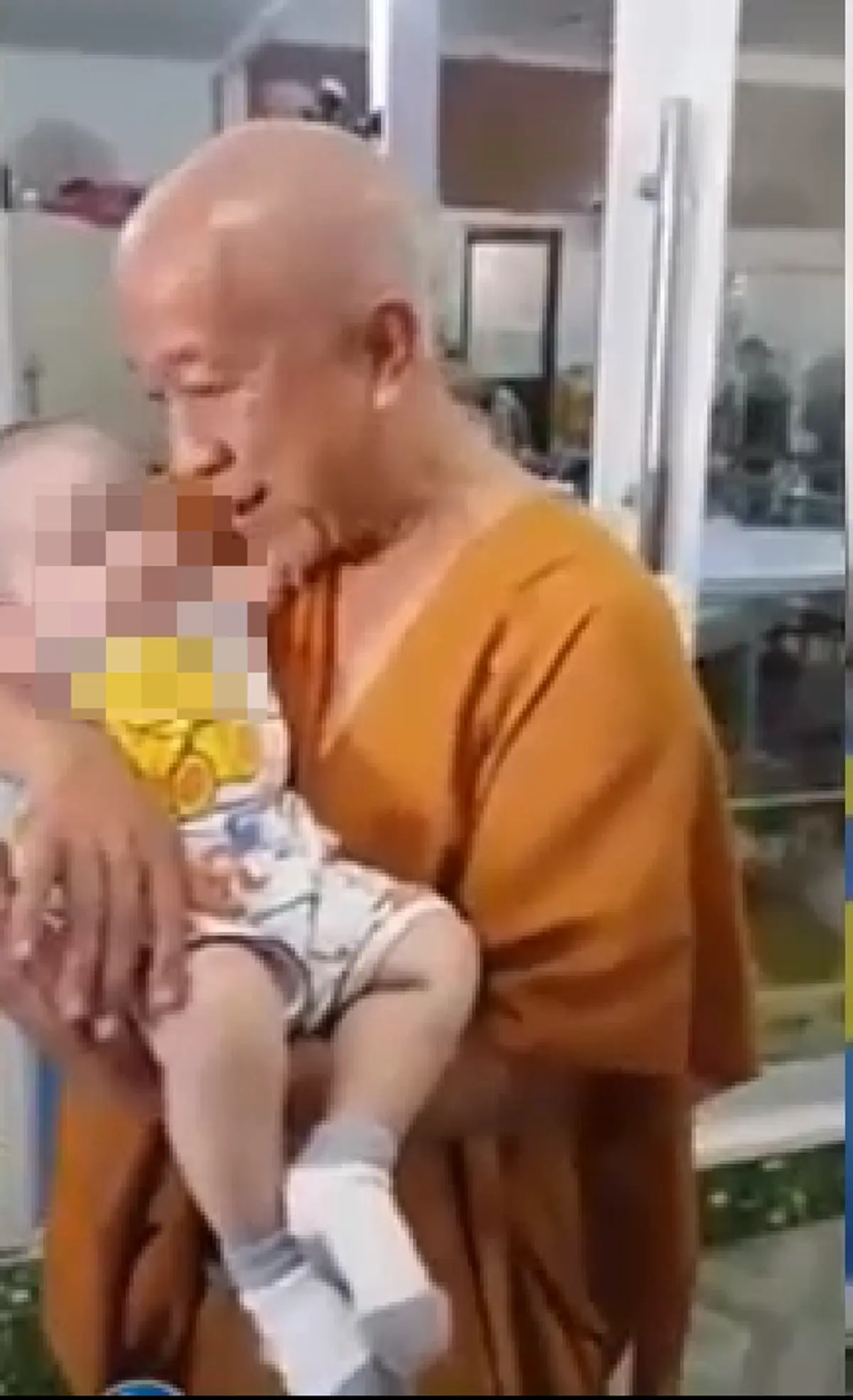 ไม่เป็นไรนะอาตมาจะดูแลเอง! แม่\"ทิ้งลูกน้อย\" ไว้หน้าวัด พระสงฆ์ผ่านมาเห็น อุ้มขึ้นอย่างอ่อนโยนเกิดเป็นภาพสุดซึ้งเรียกน้ำตา