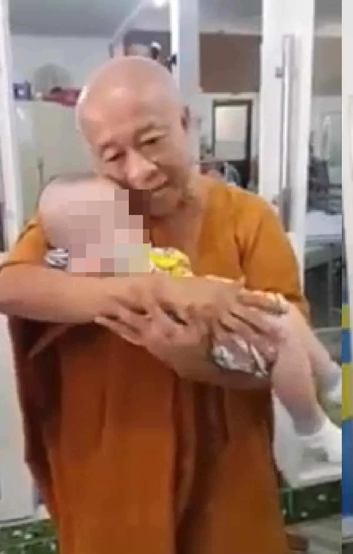 ไม่เป็นไรนะอาตมาจะดูแลเอง! แม่\"ทิ้งลูกน้อย\" ไว้หน้าวัด พระสงฆ์ผ่านมาเห็น อุ้มขึ้นอย่างอ่อนโยนเกิดเป็นภาพสุดซึ้งเรียกน้ำตา
