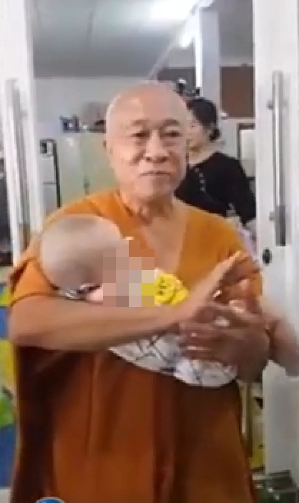 ไม่เป็นไรนะอาตมาจะดูแลเอง! แม่\"ทิ้งลูกน้อย\" ไว้หน้าวัด พระสงฆ์ผ่านมาเห็น อุ้มขึ้นอย่างอ่อนโยนเกิดเป็นภาพสุดซึ้งเรียกน้ำตา
