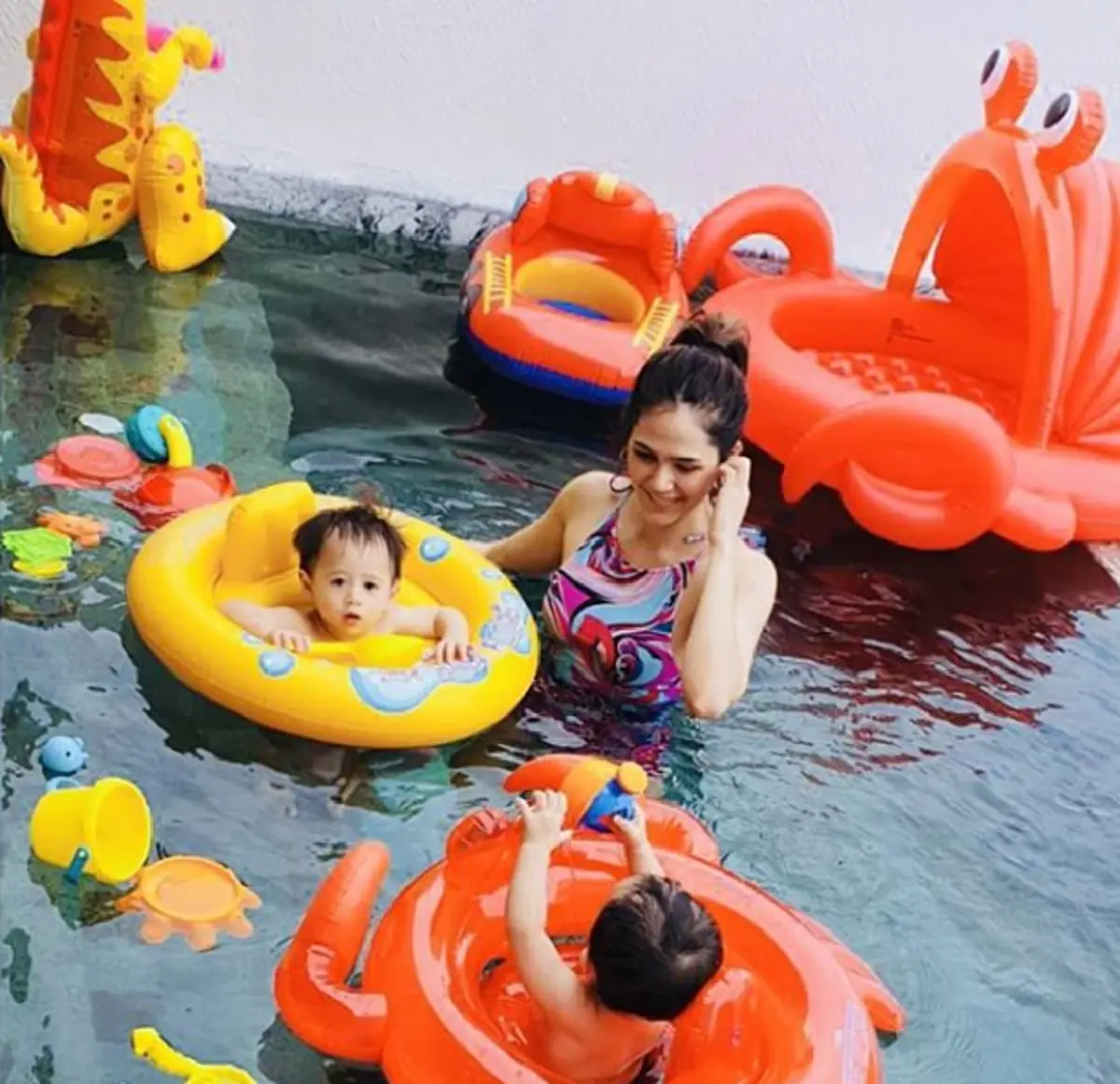 ขยันสุดๆ "สายฟ้า-พายุ" ช่วยกันกวาดบ้านอย่างขะมักเขม้น จนชาวเน็ตยังต้องแซว