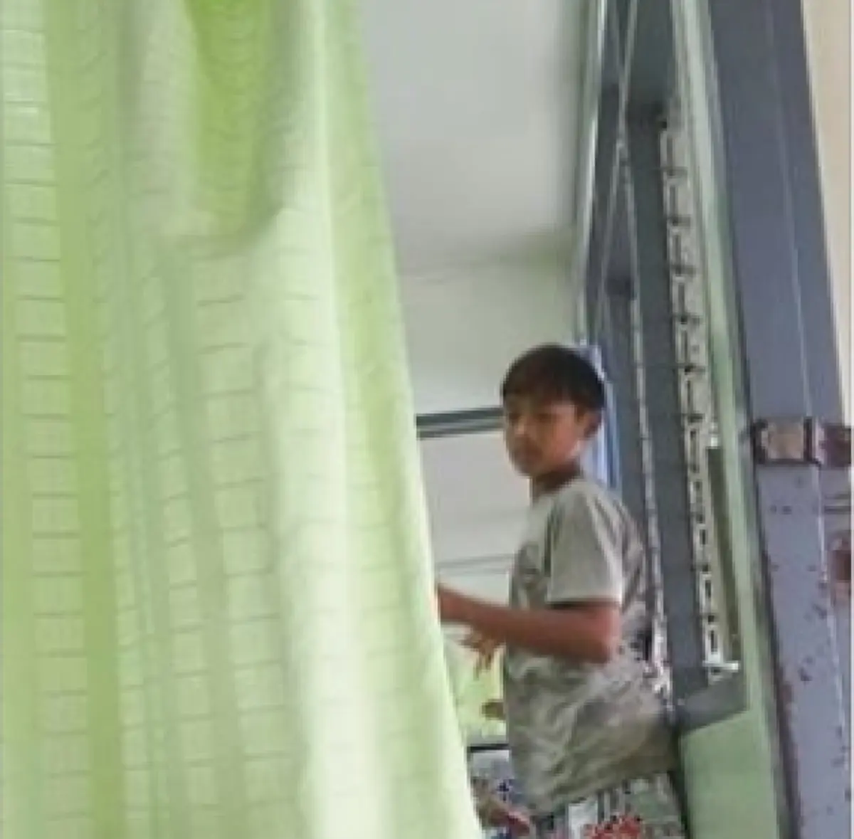 น่าชื่นชม! หนุ่มน้อยจิตใจงาม เฝ้าคุณยายที่ป่วยหนัก พร้อมทำสิ่งประทับใจช่วยเหลือผู้ป่วยเตียงอื่น ไม่มีญาติเฝ้า