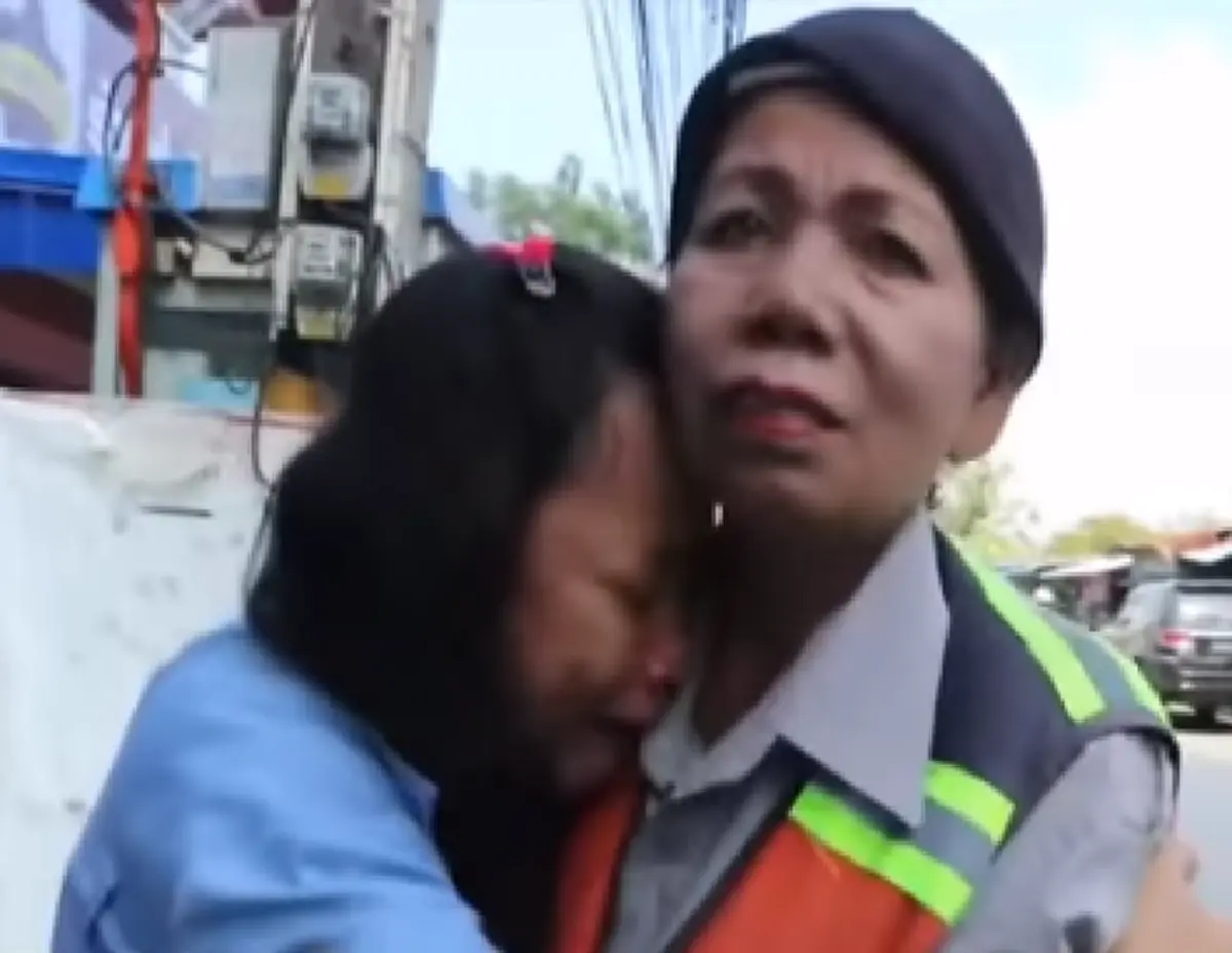 วินาทีสุดซึ้ง สาวโผเข้ากอดวิน จยย. เก็บเงินเกือบครึ่งแสนที่หล่นหายคืน พร้อมมอบสินน้ำใจตอบแทน