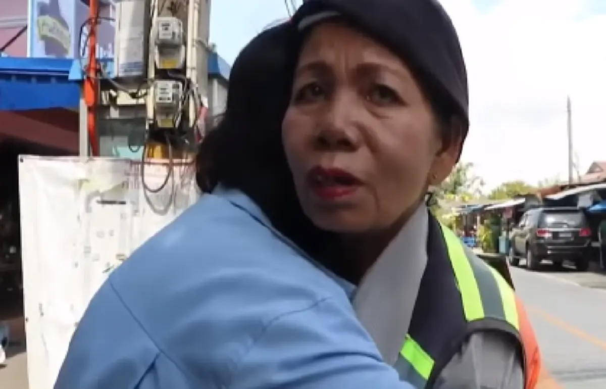 วินาทีสุดซึ้ง สาวโผเข้ากอดวิน จยย. เก็บเงินเกือบครึ่งแสนที่หล่นหายคืน พร้อมมอบสินน้ำใจตอบแทน